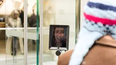 Karena robot ini, kehadirannya sudah terwakili dan Lucy tak harus datang ke lokasi antrian. 