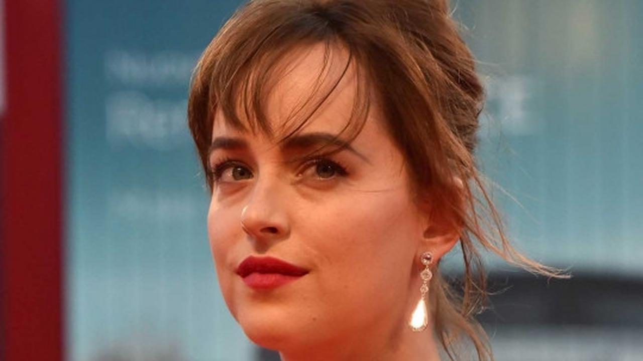 Tampil seksi tanpa bra, Dakota Johnson pamer tato burung