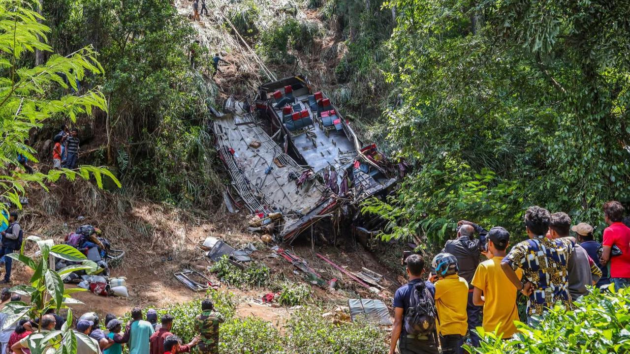 FOTO: Kecelakaan Tragis Bus Peziarah Buddha Terjun ke Jurang di Sri Lanka, 21 Penumpang Tewas