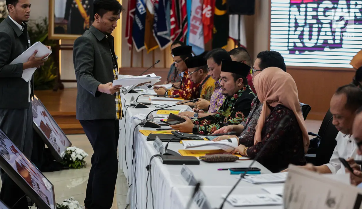 Suasana rapat Rekapitulasi Hasil Penghitungan Perolehan Suara Tingkat Nasional dan Penetapan Hasil Pemilihan Umum Tahun 2019 di Jakarta, Minggu (19/5/2019). Rekapitulasi menetapkan perolehan suara dari Sulawesi Selatan dan PPLN Kuala Lumpur. (Liputan6.com/Faizal Fanani)