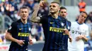 Striker Inter Milan, Mauro Icardi, merayakan gol yang dicetaknya ke gawang Atalanta. Bomber asal Argentina ini berhasil mencetak hat-trick dengan membukukan gol pada menit ke-17, 23 dan 26. (EPA/Matteo Bazzi)