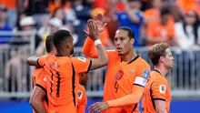 Pemain Belanda, Cody Gakpo, merayakan gol bersama Virgil van Dijk setelah mencetak gol ketiga timnya dalam pertandingan Grup F Piala Dunia 2026 melawan Swedia di Houston, Minggu (21/6/2026). (AP Photo/Ashley Landis)