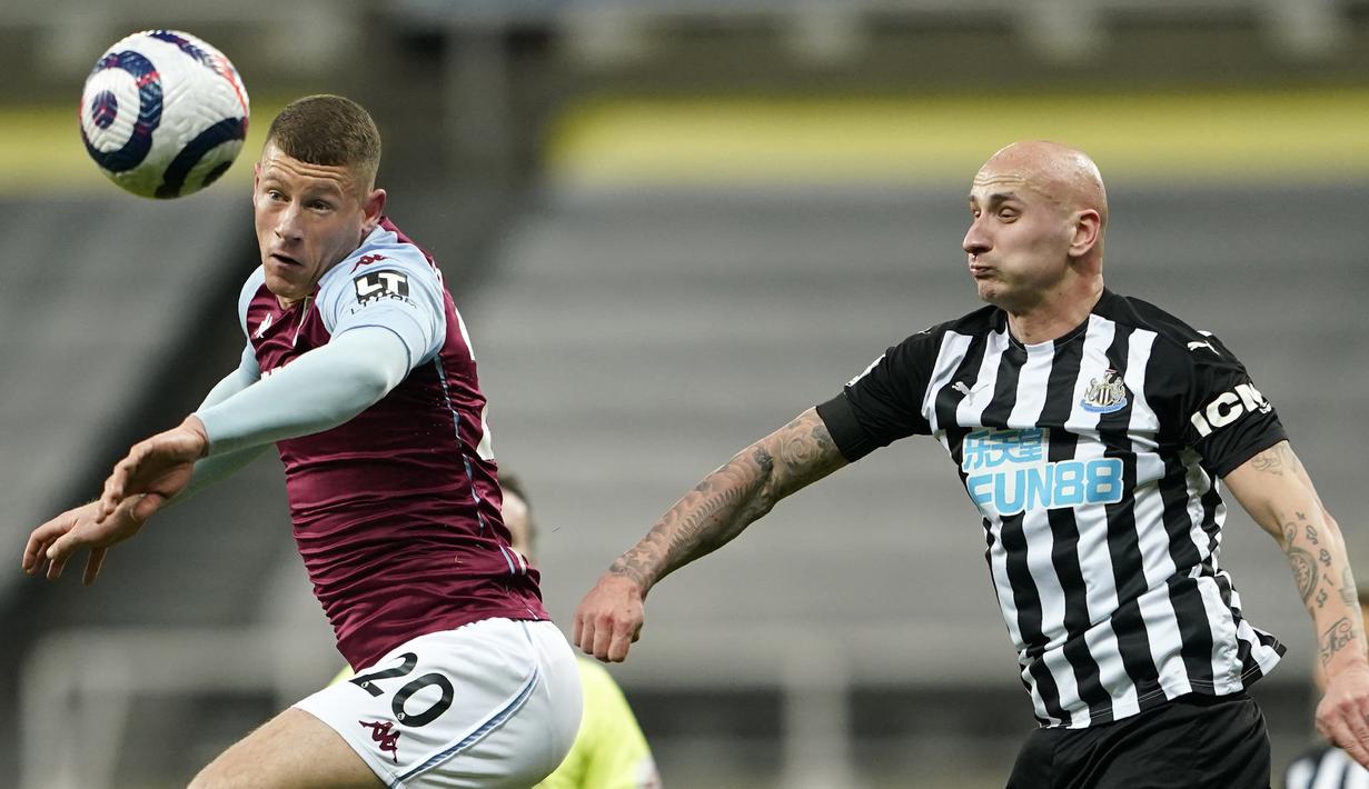Gelandang Aston Villa, Ross Barkley (kiri) menyundul bola di depan gelandang Newcastle United, Jonjo Shelvey dalam laga lanjutan Liga Inggris 2020/2021 pekan ke-28 di St. James' Park, Jumat (12/3/2021). Aston Villa bermain imbang 1-1 dengan Newcastle United. (AP/Owen Humphreys/Pool)