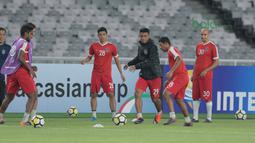 Para pemain JDT melakukan umpan pendek saat berlatih di Stadion Utama GBK, Jakarta, (09/04/2018). JDT akan menguji kekuatan Persija Jakarta pada PIala AFC 2018. (Bola.com/Nick Hanoatubun)