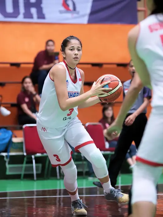 Sering berlatih, tak heran jika Sitha Marino menjadi atlet profesional. Dalam menggiring bola di lapangan, aksi wanita kelahiran 26 Agustus 1999 ini berhasil memukau.(Liputan6.com/IG/@sithamarino)
