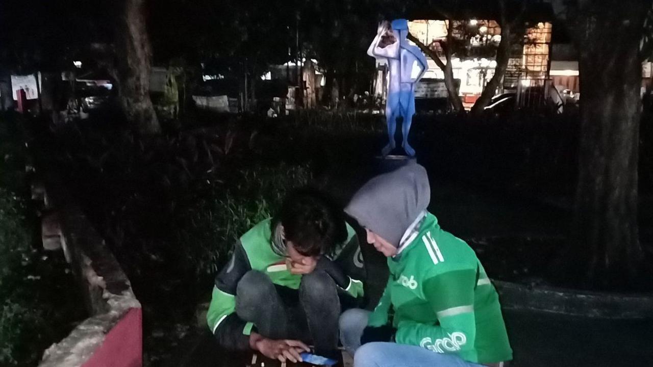 <b>Bersama-sama menghabiskan malam minggu</b>