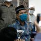 Sekretaris Umum FPI Munarman memberikan keterangan terkait aksi penyerangan terhadap polisi oleh Laskar FPI di Petamburan III, Jakarta, Senin (7/12/2020). Polisi menembak mati enam orang yang mengawal rombongan Rizieq Shihab. (Liputan6.com/Faizal Fanani)