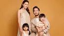 <p>Di family portrait terbaru, Syahnaz Sadiqah tampil kompak dengan keluarga kecilnya. Ia sendiri tampil cantik elegan mengenakan dress cokelat dengan detail halter-neck. [Foto: Instagram/syahnazs]</p>