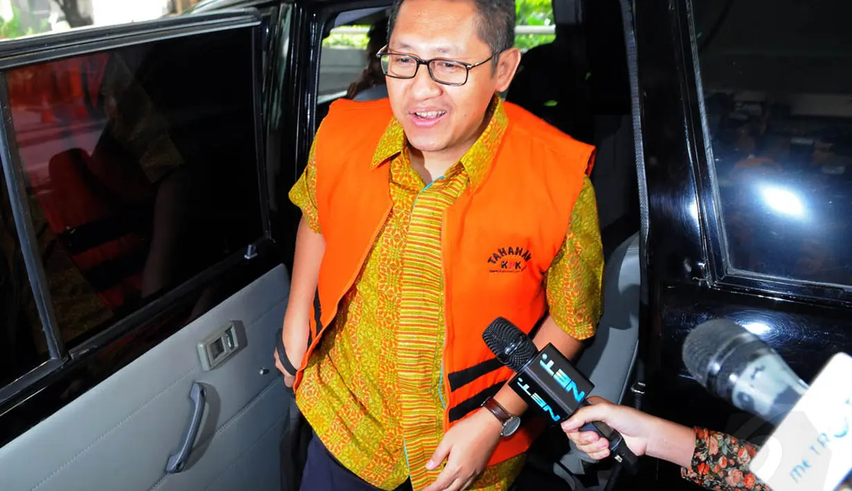 Menggunakan batik kuning dilengkapi rompi tahanan, mantan Ketum Partai Demokrat ini tiba di Gedung KPK pukul 14.50 WIB, Rabu (7/5/14). (Liputan6.com/Faisal R Syam)