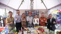 Board Member Sinar Mas Franky Widjaja (tengah) dan Ketua Umum Eka Tjipta Foundation, Hong Tjhin (kedua dari kanan) mengunjungi anjungan mitra binaan Sinar Mas dalam Tjipta UMKM Fair 5.0 di Jakarta (03/09/2023).