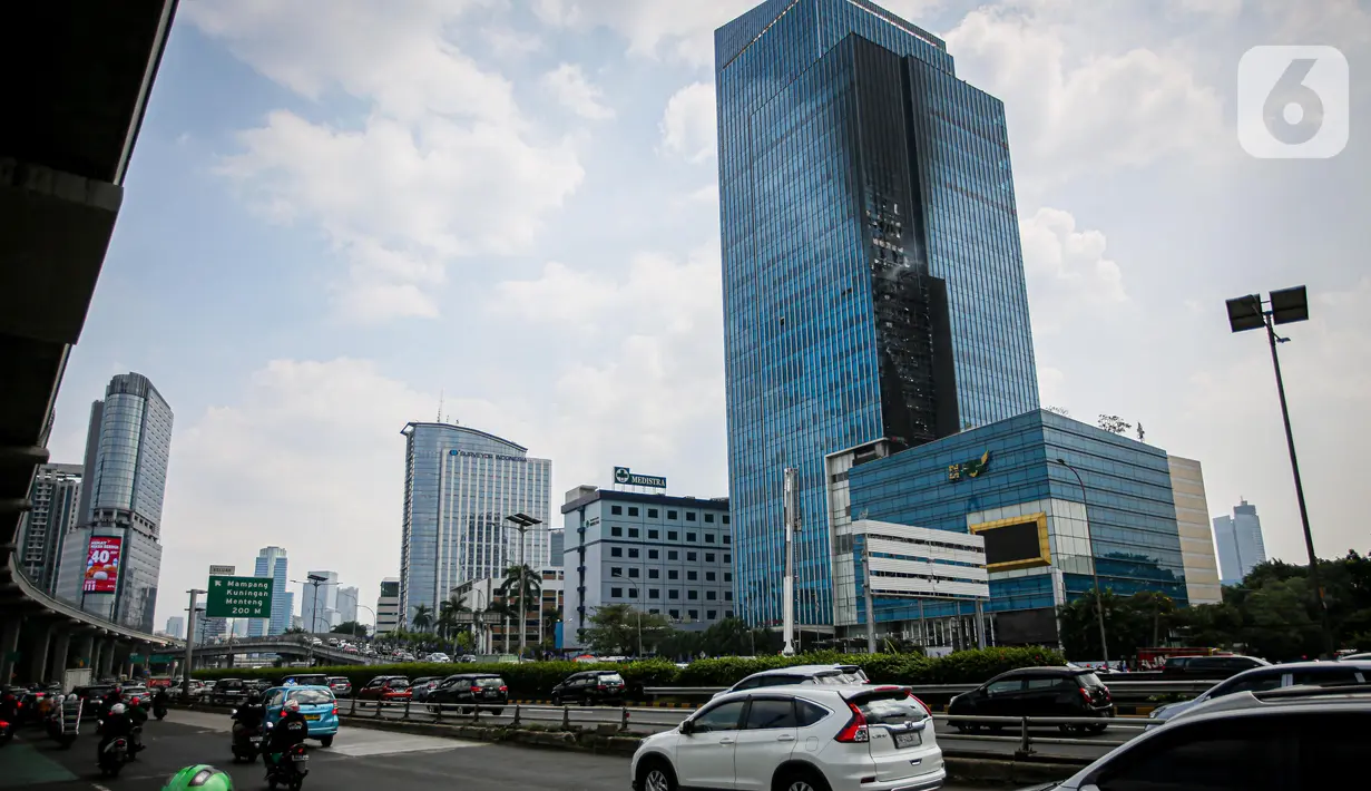 Kebakaran melanda gedung K-Link, di Jalan Gatot Subroto, Jakarta Selatan, Sabtu (15/7/2023). (Liputan6.com/Faizal Fanani)