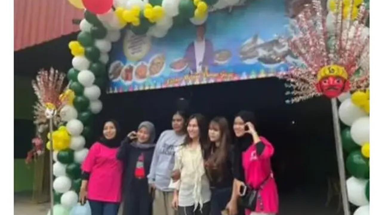 6 Potret Ayu Ting Ting di Pembukaan Cabang Warung Makan Ayah Ojak, Beri Dukungan