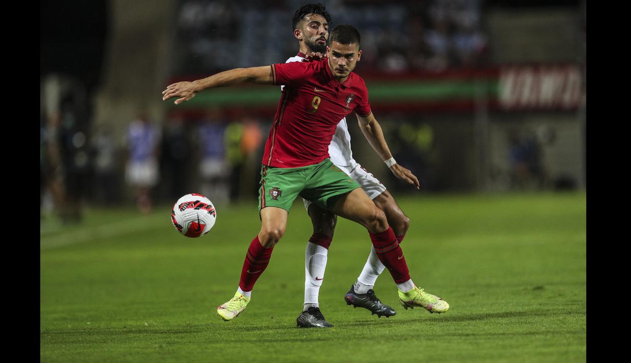 Dominasi Portugal pada babak kedua terus berlanjut. Peluang demi peluang diciptakan oleh Andre Silva ke gawang Qatar namun belum ada yang membuahkan hasil. (AFP/Carlos Costa)