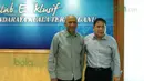 Pelatih T-Team, Rahmad Darmawan (kiri) saat berfoto bersama dengan Manajer T-Team, Dato Haji Mohamad Kamil Bin Othman, saat acara makan bersama di Kelab Ekslusif Bandaraya Kuala Terengganu, Malaysia (25/01/2016). (Bola.com/Nicklas Hanoatubun)