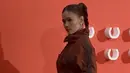 Titi Rajo Bintang terlihat memikat dengan tampilan celana putih dan jaket cokelat. Ditambah dengan tatanan braid pony tail yang begitu seirama dengan tema acara.  / Foto dok: Fimela.com.