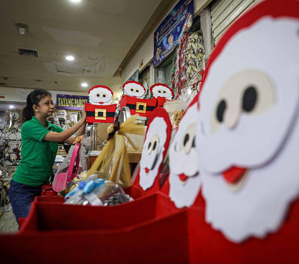 Penjualan parsel atau hampers mengalami peningkatan jelang perayaan Natal 2023 dan Tahun Baru 2024. Seperti di kawasan Cikini, Jakarta, pada Kamis (14/12/2023), pedagang parsel dan hampers mengungkapkan mulai kebanjiran pesanan.