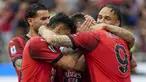 Penyerang AC Milan Olivier Giroud berselebrasi dengan rekan setimnya setelah mencetak gol ketiga ke gawang  Genoa pertandingan pekan ke-35 Serie A 2023/2024 di San Siro, Minggu (05/05/2024) malam WIB. (AP Photo/Luca Bruno)