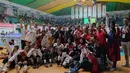 <p>Ketua Umum PBVSI, Imam Sudjarwo (tengah) bersama skuad Timnas bola voli putri Indonesia merayakan keberhasilan lolos ke final Kejuaraan Bola Voli Putri AVC Challenge Cup 2023 setelah mengalahkan Chinese Taipei 3-0 (22-25, 26-24, 22-25, 25-20 dan 15-12) pada laga semifinal di GOR Tri Dharma, Gresik, Jawa Timur, Sabtu (24/6/2023). Indonesia akan menantang Vietnam di babak final. (Dok. PBVSI)</p>