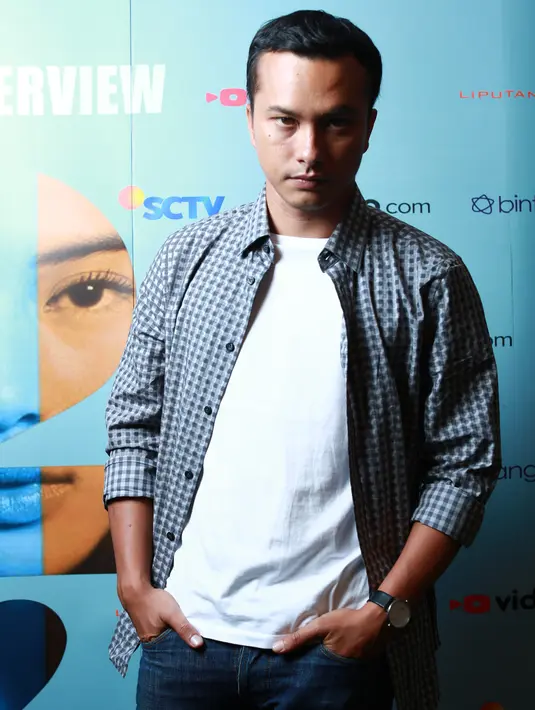 Nicholas Saputra saat di kantor SCTV Tower Senayan City, Jakarta, Senin (11/4/2016) bersama dengan para pemain AADC 2. (Galih W. Satria/Bintang.com)