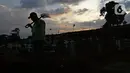 Petugas saat beraktivitas di area pemakaman jenazah COVID-19 di TPU Pondok Ranggon, Jakarta, Rabu (2/12/2020). Sistem tumpang yang dimaksud yakni dengan menumpangkan jenazah COVID-19 ke makam jenazah anggota keluarga atau orang yang dikenal.  (Liputan6.com/Herman Zakharia)