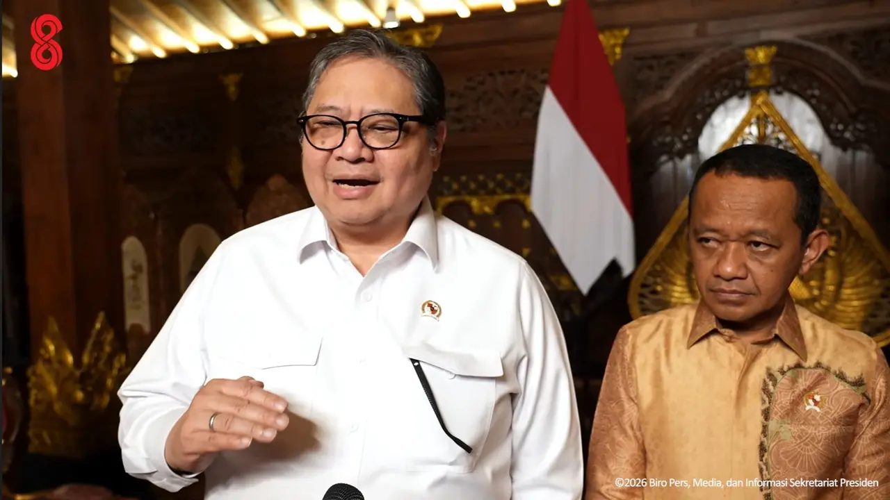 Menteri Koordinator Bidang Perekonomian Airlangga Hartarto dan Menteri Energi dan Sumber Daya Mineral (ESDM) Bahlil Lahadalia. (Liputan6.com/Arief)