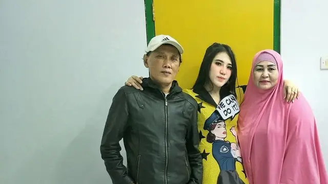 7 Potret Kenangan Via Vallen Bersama Ayah, Duet Nyanyi Hingga Nonton Bola di Rusia