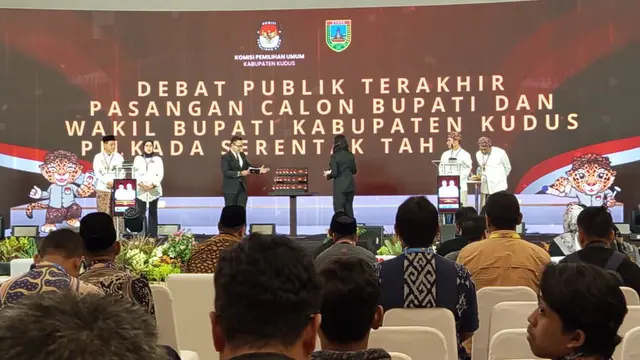 Aksi saling dorong dan lempar botol antar kedua pendukung paslon saat menghadiri debat Pilkada Kudus menelan satu korban terluka. (Liputan6.com/Arief Pramono).