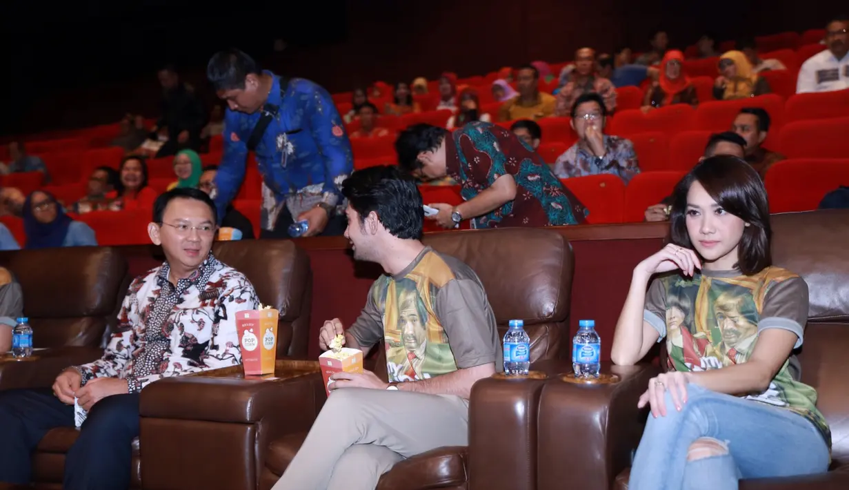 Film My Stupid Boss mendapat sambutan luar biasa dari masyarakat. Bahkan hari pertama penayangan, beberapa tempat bioskop penuh. Film ini juga mendapat perhatian dari Gubernur DKI, Basuki Tjahaja Purnama alias Ahok. (Galih W. Satria/Bintang.com)