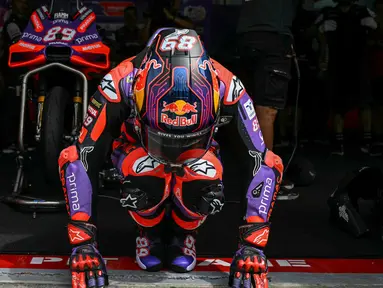Pembalap Prima Pramac Racing asal Spanyol, Jorge Martin bersiap memulai latihan bebas pertama MotoGP Grand Prix Malaysia di Sirkuit Internasional Sepang, pada 1 November 2024. (MOHD RASFAN/AFP)