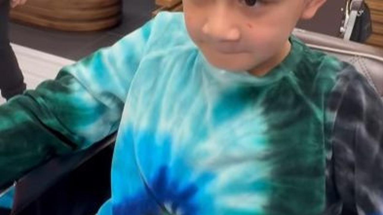 Rafathar tampak enjoy kala dicuci oleh kapster. Setelah dipotong anak sulung Raffi Ahmad ini tampak percaya diri.&nbsp;
