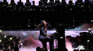 Aksi Alicia Keys memainkan piano saat membawakan lagu dalam acara WE Day California di Inglewood, California, AS (27/4). Alicia Keys tampil cantik meski tanpa mengenakan make up. (AP Photo/Chris Pizzello)