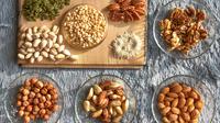 Terdapat berbagai jenis kacang-kacangan yang mampu membantu dalam menurunkan kolesterol jahat. (Foto: Unsplash/Pavel Kalenik)