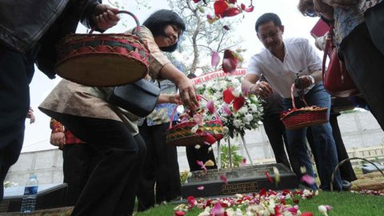 Tabur bunga di makam tokoh pahlawan advokat Indonesia