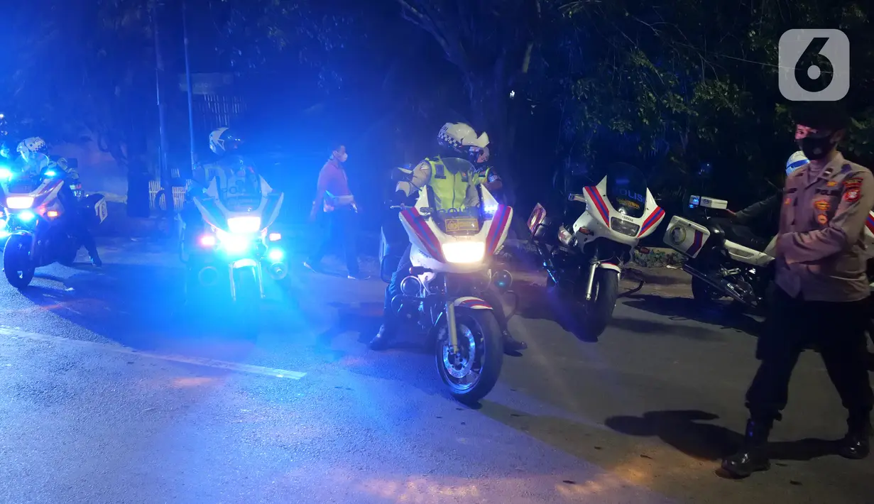 Polisi melakukan penyekatan pemudik motor yang akan melintas di posko penyekatan mudik di Kedungwaringin, Kabupaten Bekasi, Senin (10/5/2021). Pada H-3 menjelang Idul Fitri 1442 H, jumlah petugas yang berjaga di pos penyekatan Kedungwaringin ditambah sebanyak 150 orang (Liputan6.com/Herman Zakharia)