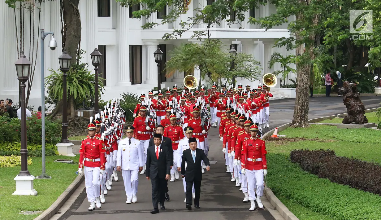 Presiden Jokowi bersama dengan Wapres Jusuf Kalla saat kirab pelantikan Gubernur dan Wakil Gubernur DKI Jakarta Anies Baswedan dan Sandiaga Uno periode 2017-2022 di Istana Negara, Jakarta, Senin (16/10). (Liputan6.com/Angga Yuniar)