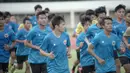 Pemain Timnas Indonesia U-19, Witan Sualeman dan Mochammad Supriadi, saat mengikuti sesi latihan perdana di Stadion Madya, Jakarta, Jumat (7/8/2020) sore WIB. Sebanyak 24 pemain Timnas Indonesia jalani latihan perdana dengan mengikuti protokol kesehatan. (dok.PSSI)