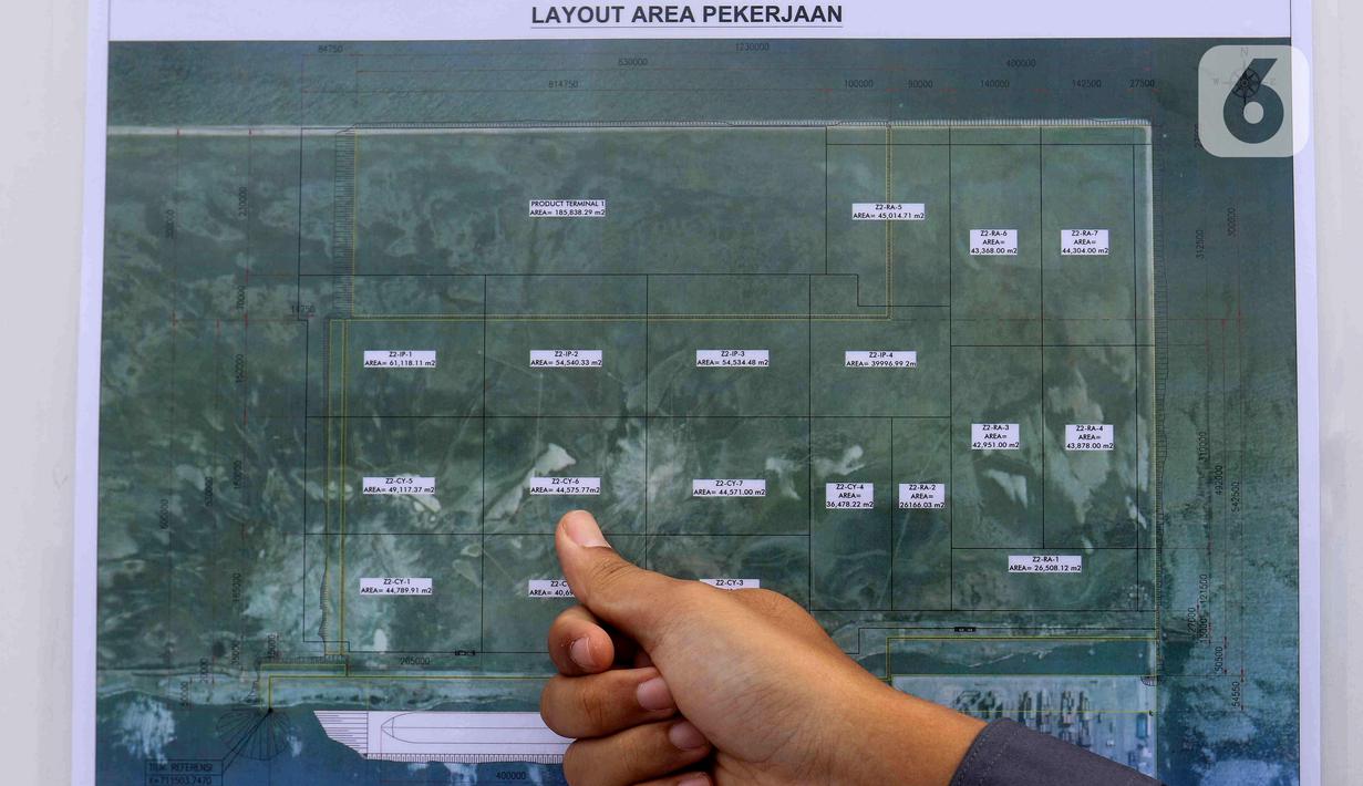 Layout area pekerjaan tanah milik PT Pelabuhan Indonesia (Persero) atau Pelindo yang akan digunakan sebagai lokasi relokasi Depo Pertamina Plumpang terletak di NPCT 2, Koja, Jakarta Utara, Selasa (7/3/2023). Tanah seluas 23 hektare ini akan menjadi lokasi relokasi Depo Pertamina Plumpang yang direncanakan selesai Desember 2024. (Liputan6.com/Herman Zakharia)