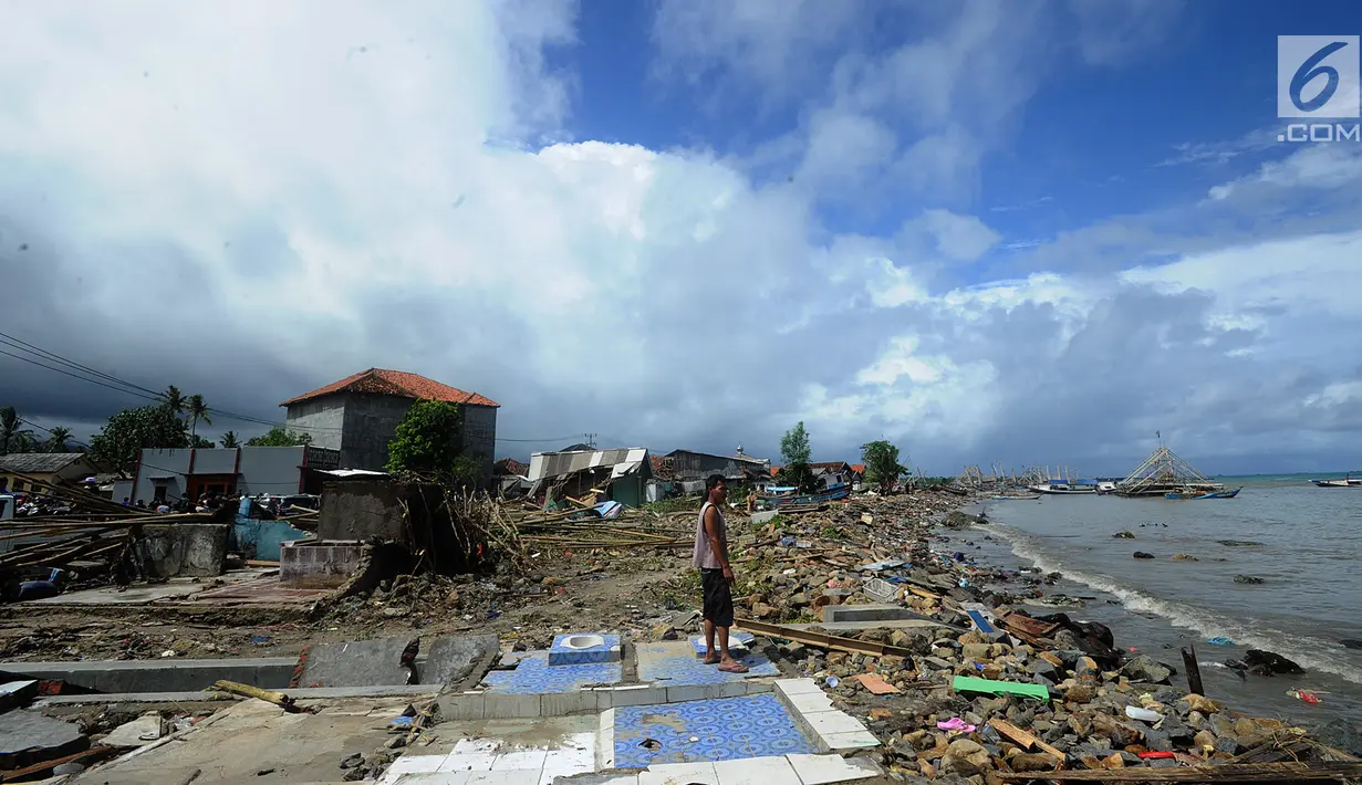 Warga memandang ke arah laut usai tsunami menerjang Kampung Sumur, Ujung Kulon, Banten, Selasa (24/12). Kampung Sumur yang dihuni ratusan nelayan luluh lantak disapu tsunami. (Merdeka.com/Arie Basuki)