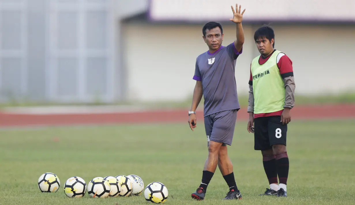 Pelatih Persita Tangerang, Widodo C. Putro, memberikan instruksi saat latihan di Stadion Sport Center, Tangerang, Selasa (28/5). Latihan ini persiapan jelang laga Liga 2 2019. (Bola.com/Vitalis Yogi Trisna)
