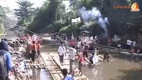 [VIDEO] Susahnya Susuri Genangan Sampah di Ciliwung