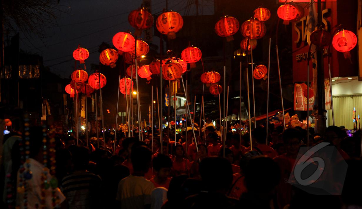 Puluhan lampion menghiasi malam perayaan Cap Go Meh di Bogor, Jawa Barat, Kamis (5/3/2015). Malam perayaan Cap Go Meh di Kota Bogor berlangsung meriah. (Liputan6.com/Helmi Fithriansyah) 