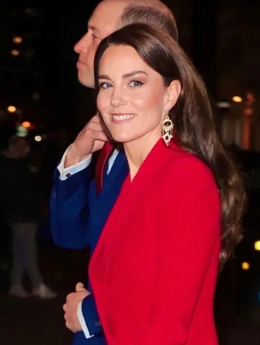 Outfit ini dilengkapi dengan wrap blazer yang memiliki warna senada [instagram/royalcatherine_princessofwales]