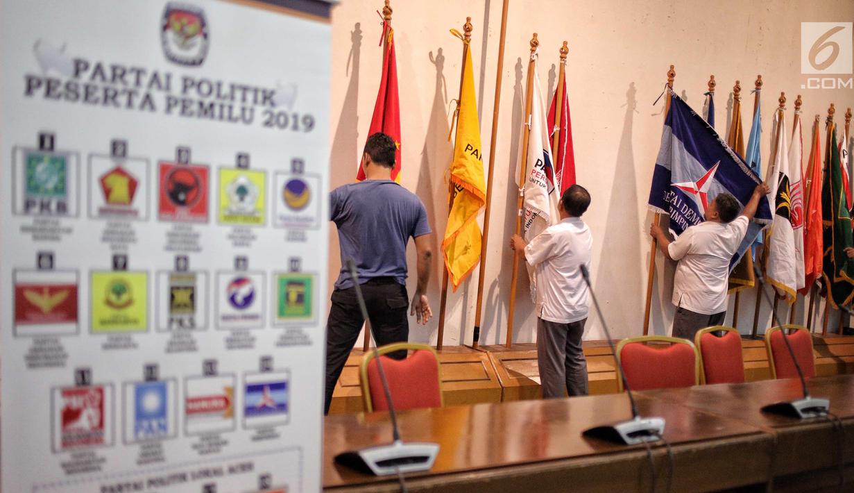 Petugas menata ruangan yang akan digunakan untuk pendaftaran Caleg di Gedung KPU RI, Jakarta, Selasa, (3/7). KPU RI mempersiapkan ruangan untuk pendaftaran Calon Legislatif DPR RI yang berlangsung mulai tanggal 4-17 Juli. (Liputan6.com/Faizal Fanani)