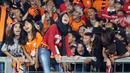Suporter ABG The Jak Mania terlihat menikmati mendukung timnya Persija Jakarta melawan Sriwijaya FC di Stadion Utama Gelora Bung Karno pada laga Torabika SC 2016, (24/6/2016).  (Bola.com/Nicklas Hanoatubun)
