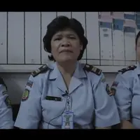 Beginilah kehidupan para ibu-ibu yang menjadi penjaga tahanan, bikin kamu makin hormat. Keren deh pokoknya! (YouTube)