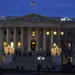 Pihak berwenang berjaga di Capitol Hill, Washington, Amerika Serikat, Rabu (6/1/2021). Gubernur Virginia kemudian mengumumkan keadaan darurat sebagai tanggapan atas kerusuhan di Gedung Capitol Hill AS. (AP Photo/Jacquelyn Martin)