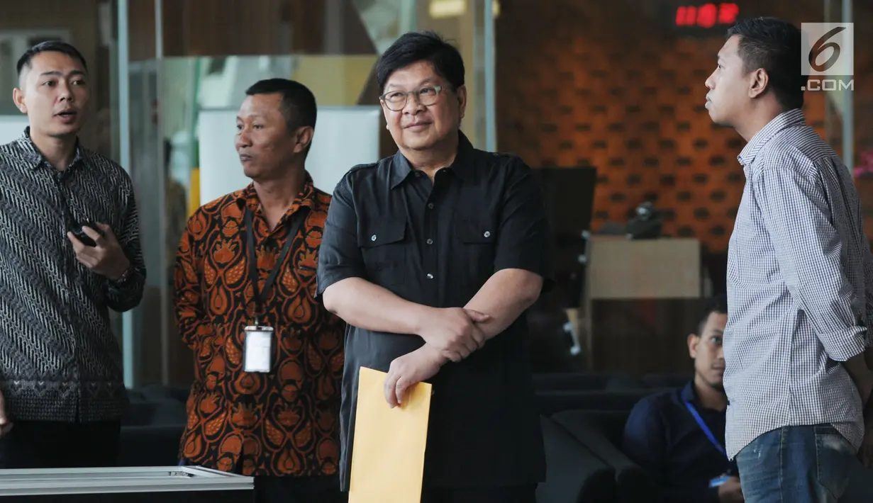 Mantan Menteri BUMN Laksamana Sukardi (dua kanan) berbincang usai menjalani pemeriksaan penyidik di Gedung KPK, Jakarta, Rabu (10/7/2019). Sukardi diperiksa untuk tersangka Sjamsul Nursalim terkait dugaan korupsi penerbitan SKL BLBI. (merdeka.com/Dwi Narwoko)