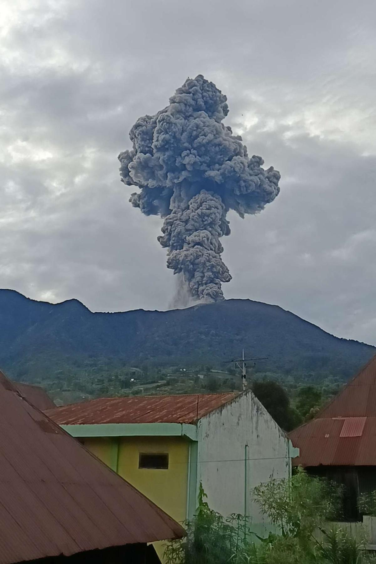 Erupsi Gunung Marapi di Bukittinggi