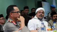 Ketua Dewan Pembina GNPF-MUI, M Rizieq Shihab (kanan) memberi keterangan di gedung MUI, Jakarta, Senin (28/11). GNPF dan pihak Kepolisian mencapai kesepakatan sehingga aksi pada 2 Desember mendatang bisa tetap digelar. (Liputan6.com/Helmi Fithriansyah)