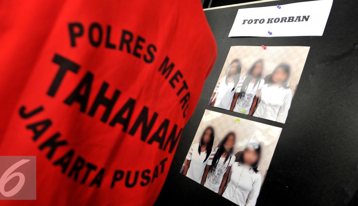 Terlihat foto korban saat rilis di Polres Jakarta Pusat, Selasa (17/11). Polres Jakpus berhasil menangkap 2 pelaku perdagangan manusia (human traficking) dengan iming-iming bekerja sebagai PRT. (Liputan6.com/Gempur M Surya)